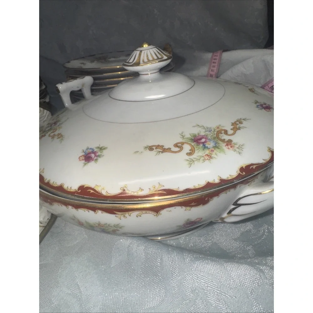 Harmony House Wembley Fine China 92 Piece  Set.‎  vintage.